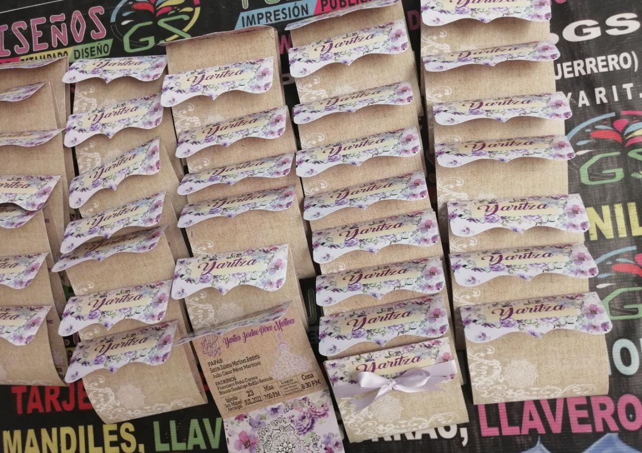 Invitación rosa troquelada