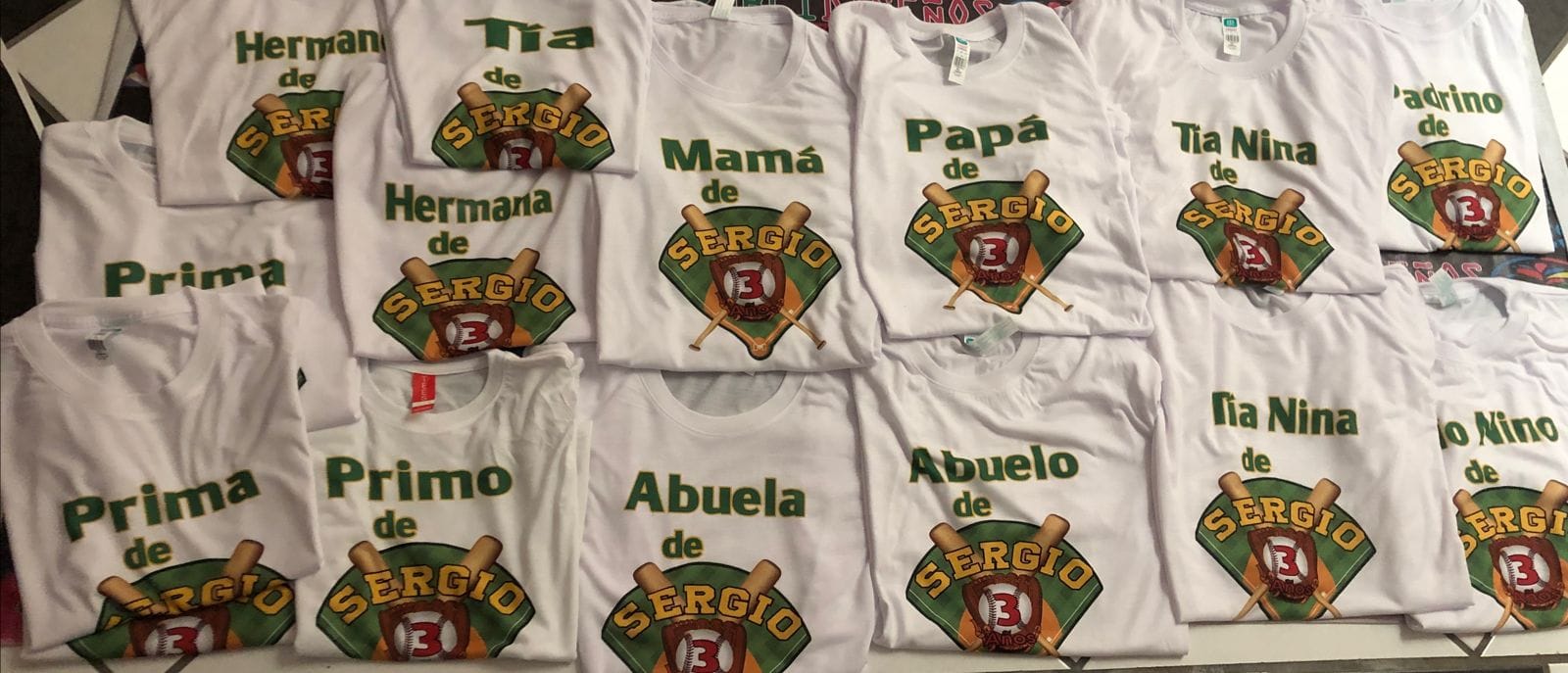 Playeras escolares rojas y blancas bordadas