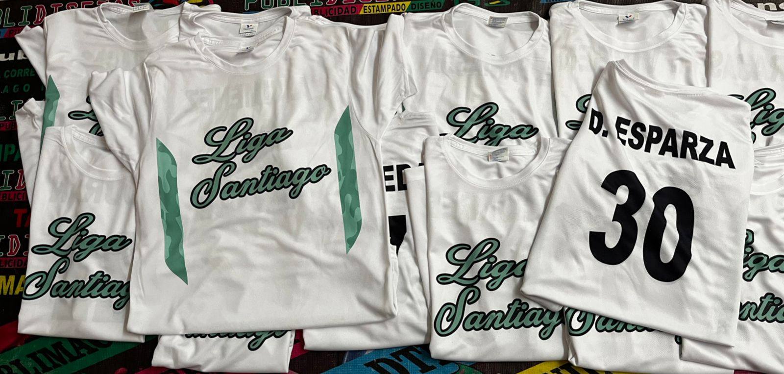 Chamarras deportivas grises con logotipo