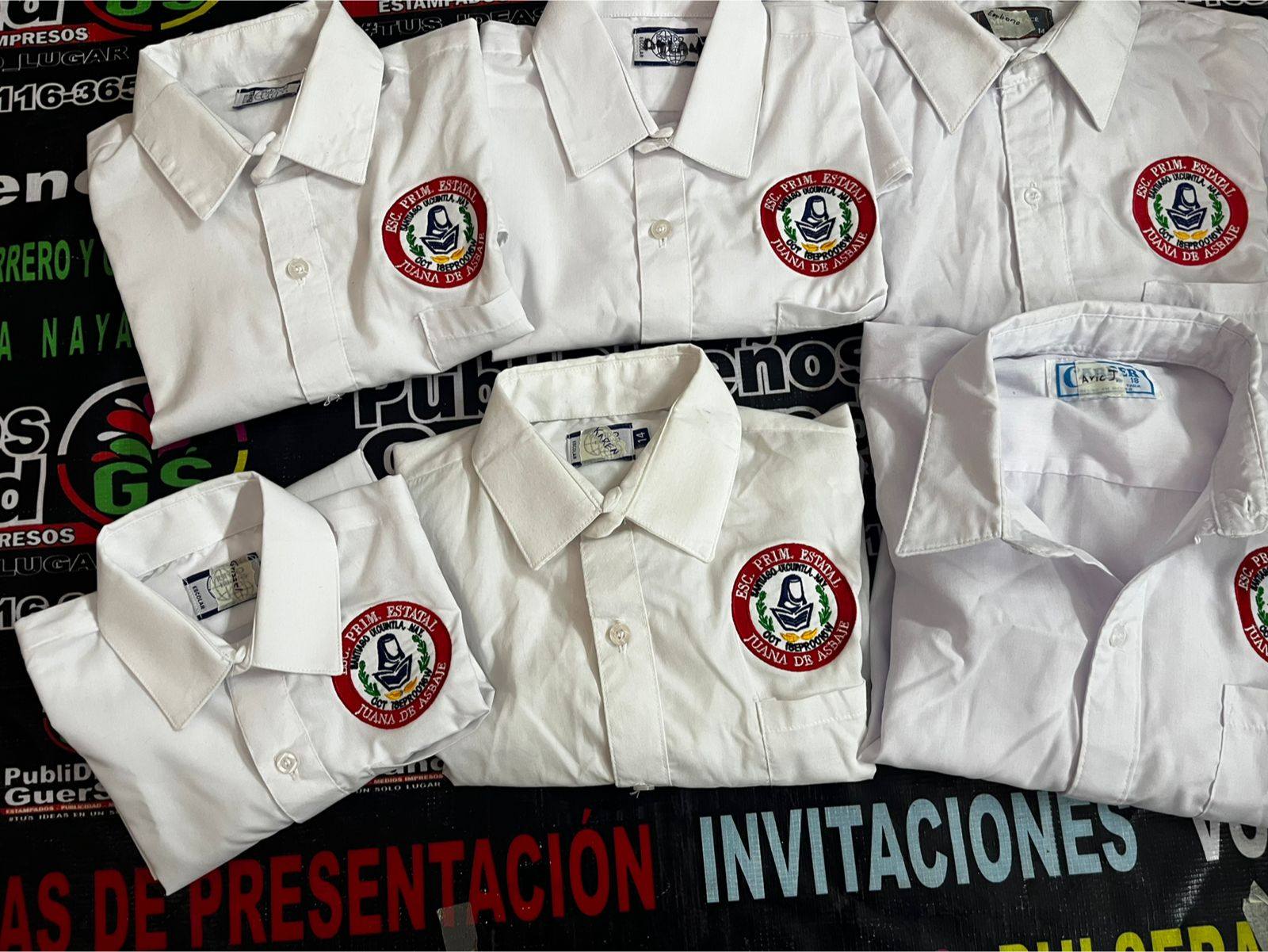 Camisas escolares bordadas escudo azul