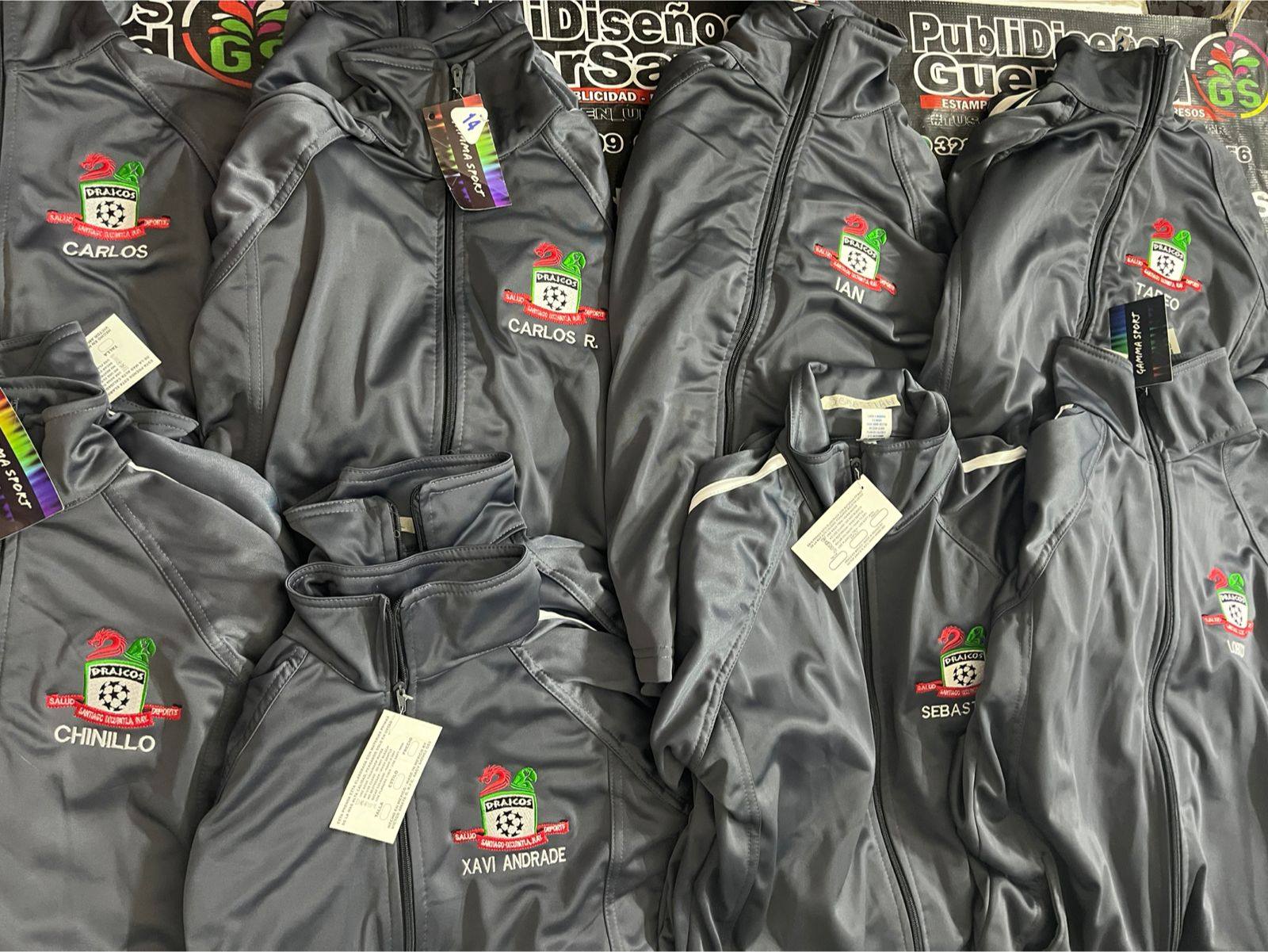 Camisas escolares bordadas escudo rojo